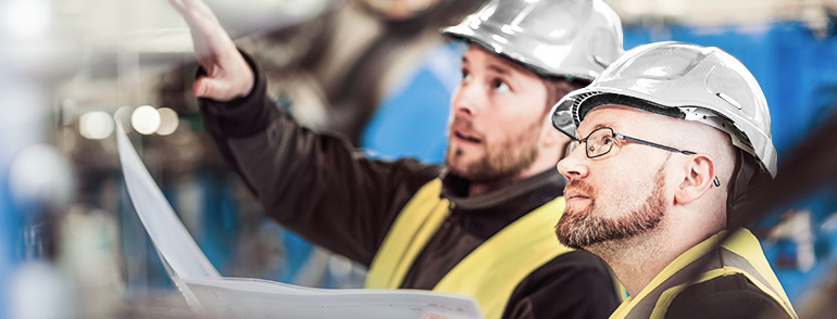 Inbetriebnehmer bei der Abstimmung an einer Industrieanlage